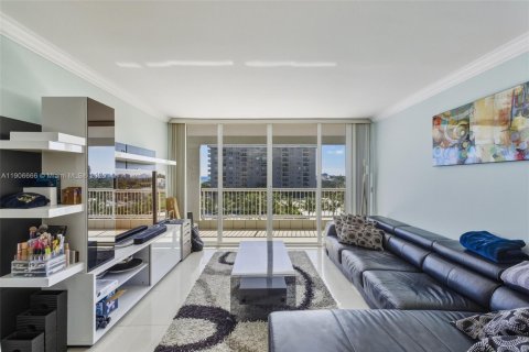 Condo in Surfside, Florida, 1 bedroom № 1963190 - photo 2