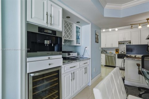 Condo in Surfside, Florida, 1 bedroom № 1963190 - photo 6