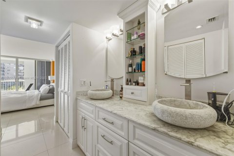 Condo in Surfside, Florida, 1 bedroom № 1963190 - photo 10