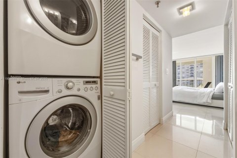 Condo in Surfside, Florida, 1 bedroom № 1963190 - photo 13