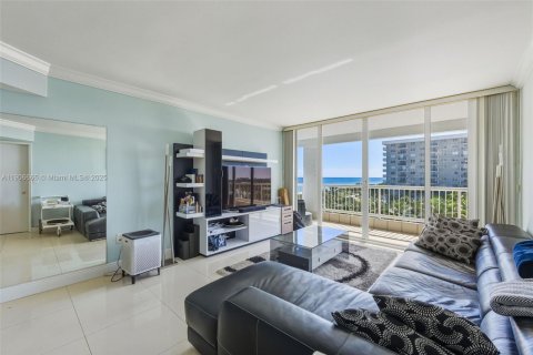 Condo in Surfside, Florida, 1 bedroom № 1963190 - photo 1