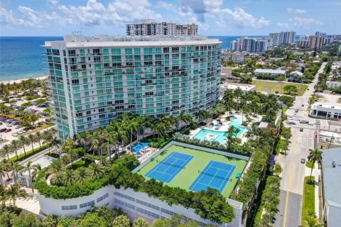 Condo in Pompano Beach, Florida, 2 bedrooms  № 1858623 - photo 1