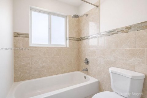 House in North Miami Beach, Florida 3 bedrooms, 147.34 sq.m. № 2049615 - photo 28