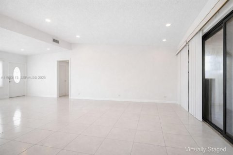House in North Miami Beach, Florida 3 bedrooms, 147.34 sq.m. № 2049615 - photo 5