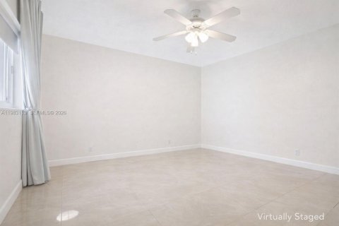 House in North Miami Beach, Florida 3 bedrooms, 147.34 sq.m. № 2049615 - photo 21