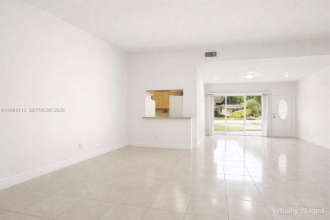 House in North Miami Beach, Florida 3 bedrooms, 147.34 sq.m. № 2049615 - photo 7