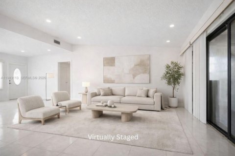 House in North Miami Beach, Florida 3 bedrooms, 147.34 sq.m. № 2049615 - photo 6