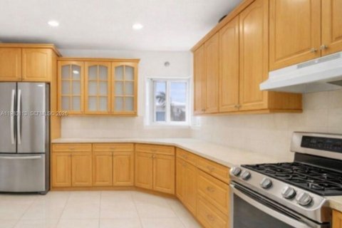House in North Miami Beach, Florida 3 bedrooms, 147.34 sq.m. № 2049615 - photo 13