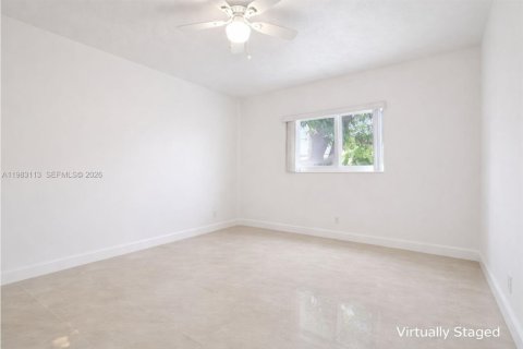 House in North Miami Beach, Florida 3 bedrooms, 147.34 sq.m. № 2049615 - photo 18