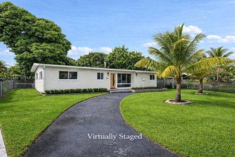 House in North Miami Beach, Florida 3 bedrooms, 147.34 sq.m. № 2049615 - photo 2