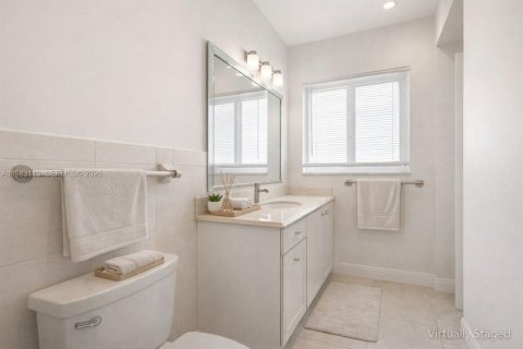 House in North Miami Beach, Florida 3 bedrooms, 147.34 sq.m. № 2049615 - photo 29