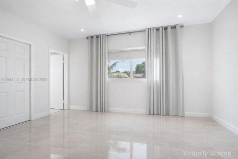 House in North Miami Beach, Florida 3 bedrooms, 147.34 sq.m. № 2049615 - photo 24