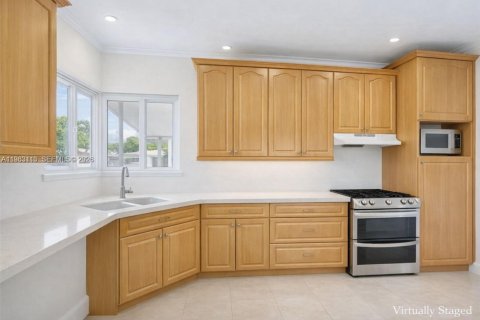 House in North Miami Beach, Florida 3 bedrooms, 147.34 sq.m. № 2049615 - photo 14