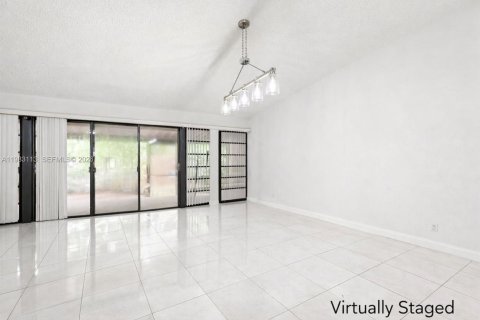 House in North Miami Beach, Florida 3 bedrooms, 147.34 sq.m. № 2049615 - photo 9