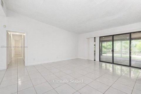 House in North Miami Beach, Florida 3 bedrooms, 147.34 sq.m. № 2049615 - photo 3