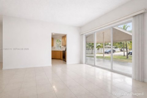 House in North Miami Beach, Florida 3 bedrooms, 147.34 sq.m. № 2049615 - photo 11