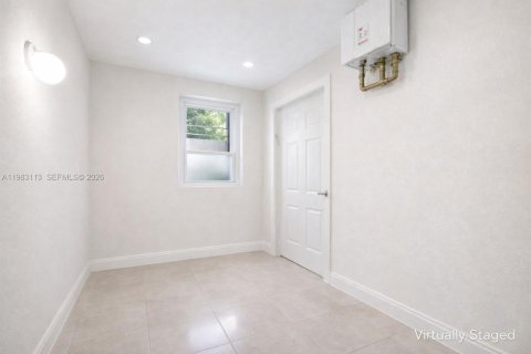 House in North Miami Beach, Florida 3 bedrooms, 147.34 sq.m. № 2049615 - photo 25