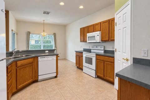 Villa ou maison à vendre à Poinciana, Floride: 2 chambres, 136.29 m2 № 2398977 - photo 5
