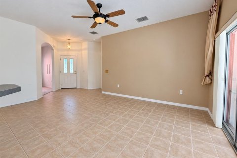 Villa ou maison à vendre à Poinciana, Floride: 2 chambres, 136.29 m2 № 2398977 - photo 3