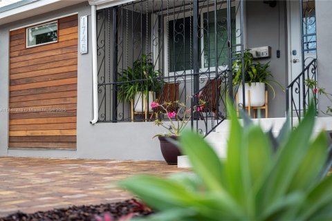 House in Miami, Florida 3 bedrooms, 142.7 sq.m. № 1830474 - photo 2