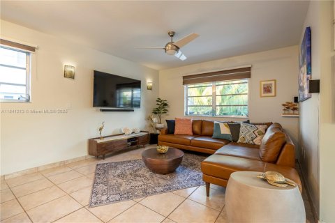 House in Miami, Florida 3 bedrooms, 142.7 sq.m. № 1830474 - photo 10