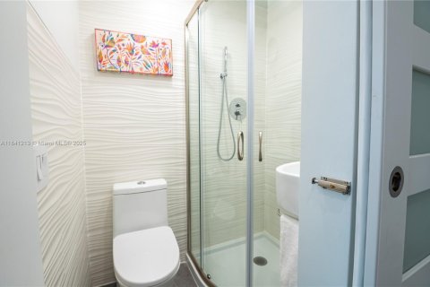 House in Miami, Florida 3 bedrooms, 142.7 sq.m. № 1830474 - photo 16