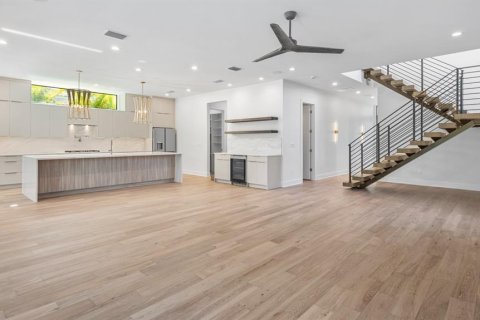 House in Tampa, Florida 5 bedrooms, 325.16 sq.m. № 2431103 - photo 17