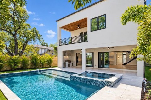 House in Tampa, Florida 5 bedrooms, 325.16 sq.m. № 2431103 - photo 5