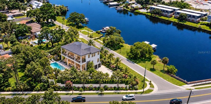 House in Tampa, Florida 5 bedrooms, 325.16 sq.m. № 2431103