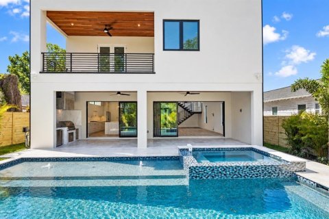 House in Tampa, Florida 5 bedrooms, 325.16 sq.m. № 2431103 - photo 7