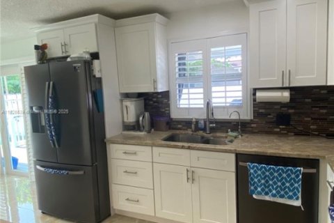 House in Coral Springs, Florida 3 bedrooms, 159.61 sq.m. № 1796351 - photo 13