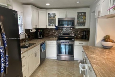 House in Coral Springs, Florida 3 bedrooms, 159.61 sq.m. № 1796351 - photo 12