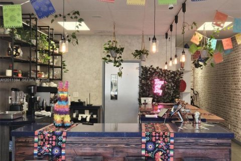 Commercial property in North Miami, Florida № 2075318