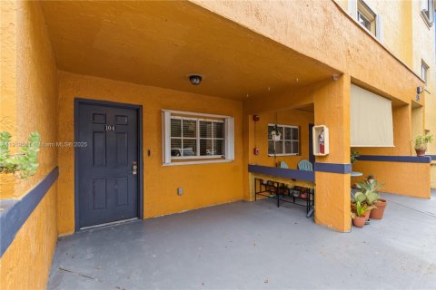 Condo in Miami, Florida, 2 bedrooms  № 1976140 - photo 20