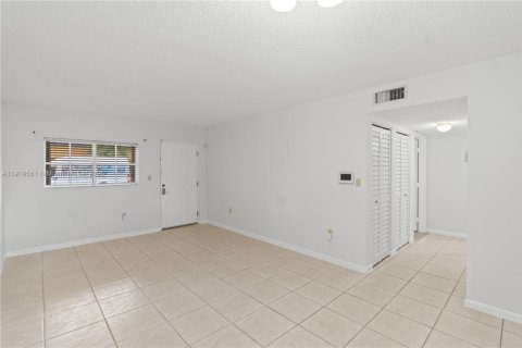 Condo in Miami, Florida, 2 bedrooms  № 1976140 - photo 7