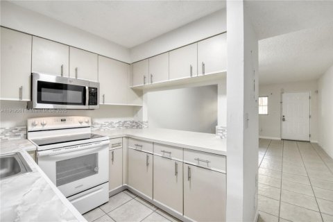 Condo in Miami, Florida, 2 bedrooms  № 1976140 - photo 3