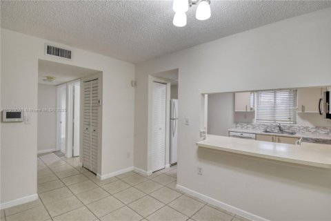 Condo in Miami, Florida, 2 bedrooms  № 1976140 - photo 6
