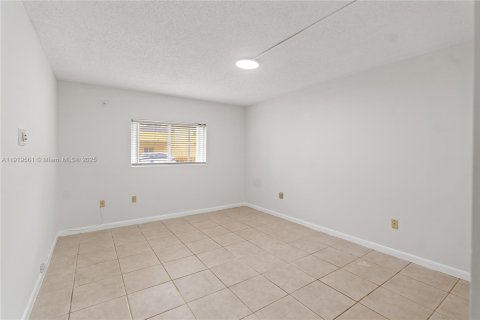Condo in Miami, Florida, 2 bedrooms  № 1976140 - photo 15