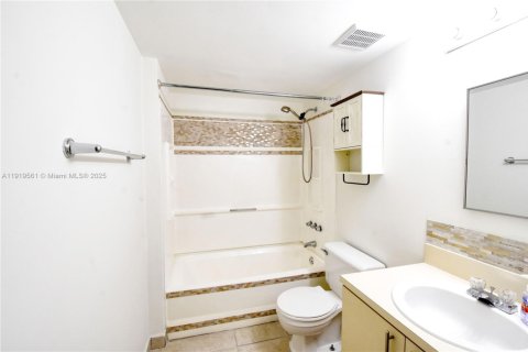 Condo in Miami, Florida, 2 bedrooms  № 1976140 - photo 11