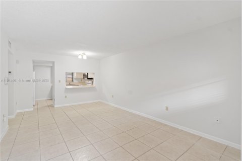 Condo in Miami, Florida, 2 bedrooms  № 1976140 - photo 9