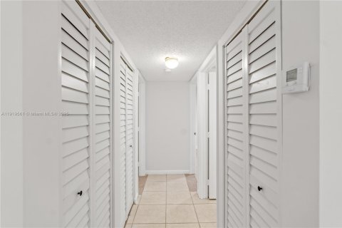 Condo in Miami, Florida, 2 bedrooms  № 1976140 - photo 13
