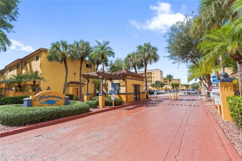 Кондоминиум с 2 спальнями в Майами, Флорида № 1976140