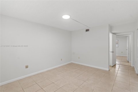 Condo in Miami, Florida, 2 bedrooms  № 1976140 - photo 16