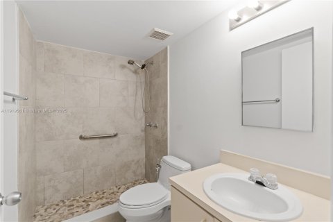 Condo in Miami, Florida, 2 bedrooms  № 1976140 - photo 12