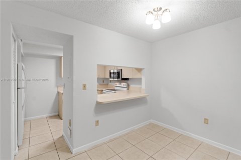 Condo in Miami, Florida, 2 bedrooms  № 1976140 - photo 8