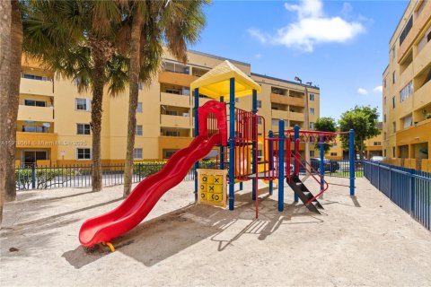 Condo in Miami, Florida, 2 bedrooms  № 1976140 - photo 19