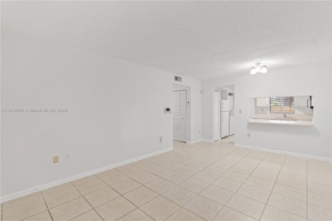 Condo in Miami, Florida, 2 bedrooms  № 1976140 - photo 2