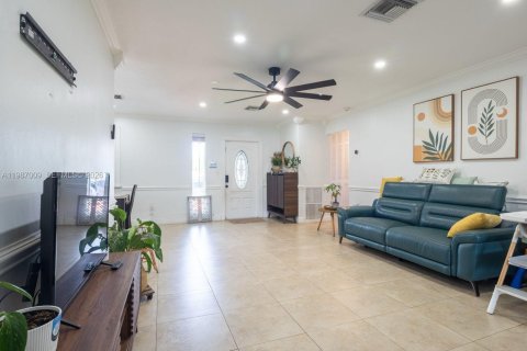 Casa en venta en Pembroke Pines, Florida, 3 dormitorios, 178 m2 № 2057229 - foto 4