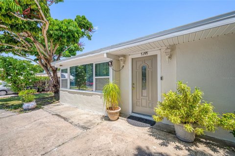 Villa ou maison à vendre à Saint Petersburg, Floride: 4 chambres, 168.71 m2 № 1876347 - photo 13