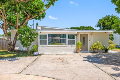 Villa ou maison à vendre à Saint Petersburg, Floride: 4 chambres, 168.71 m2 № 1876347 - photo 1
